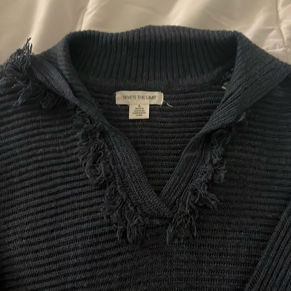 Skye's the Limit Sweaters - Skye's The Limit Size Large Women's V neck sweater New Size Large
